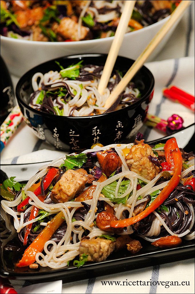 Gnocchi di riso cinesi con verdure, shiitake e mandorle - Ricetta vegana